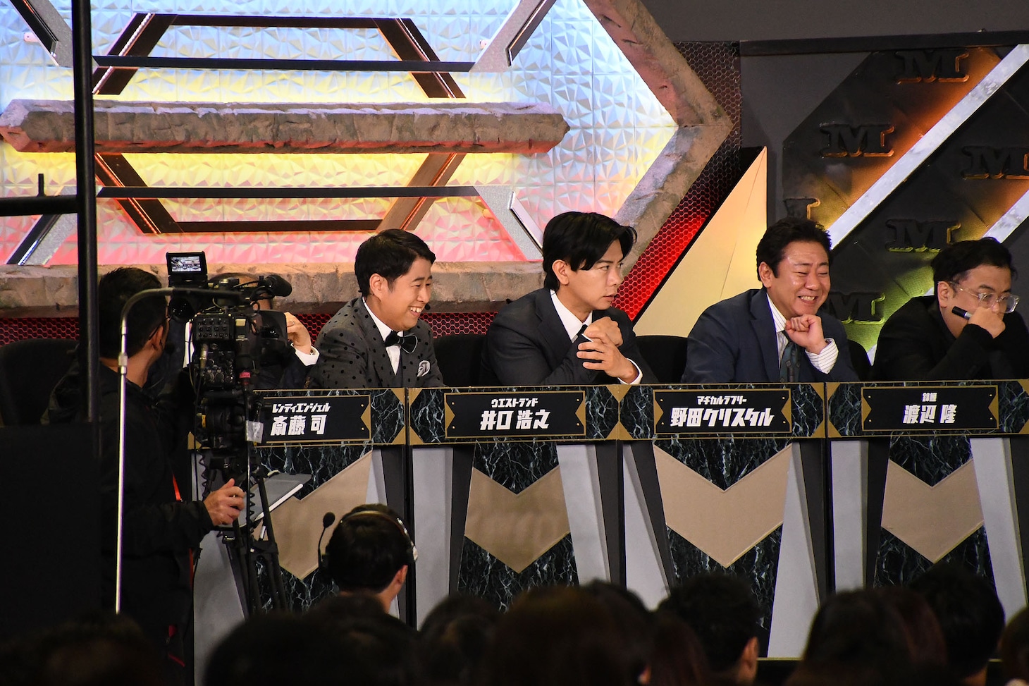 「M-1グランプリ2024」敗者復活戦の芸人審査員。左からトレンディエンジェル齋藤、ウエストランド井口、マヂカルラブリー・野田クリスタル、錦鯉・渡辺、とろサーモン久保田