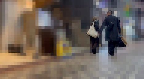 女性と歩く町田