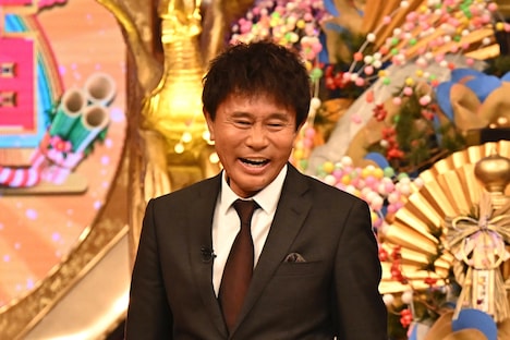 「笑いの王者が大集結！ドリーム東西ネタ合戦2025」総合司会のダウンタウン浜田