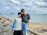 「ダーツの旅」に参加する寺島しのぶ・尾上眞秀親子