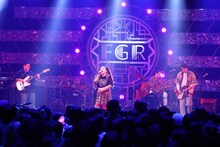 渡辺直美（中央）とバンドメンバーの令和ロマン・松井ケムリ、ニッポンの社長・辻ら