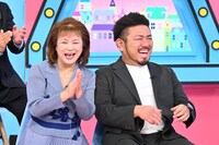 「内村チョコプラのちょっと変でもまぁ一家」に出演する鬼越トマホーク金ちゃんと母
