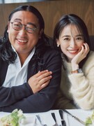 左からロバート秋山、泉里香