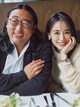 左からロバート秋山、泉里香