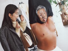 左から泉里香、ロバート秋山