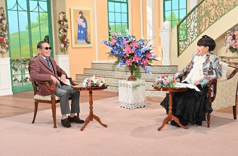 「徹子の部屋」に出演するタモリと黒柳徹子