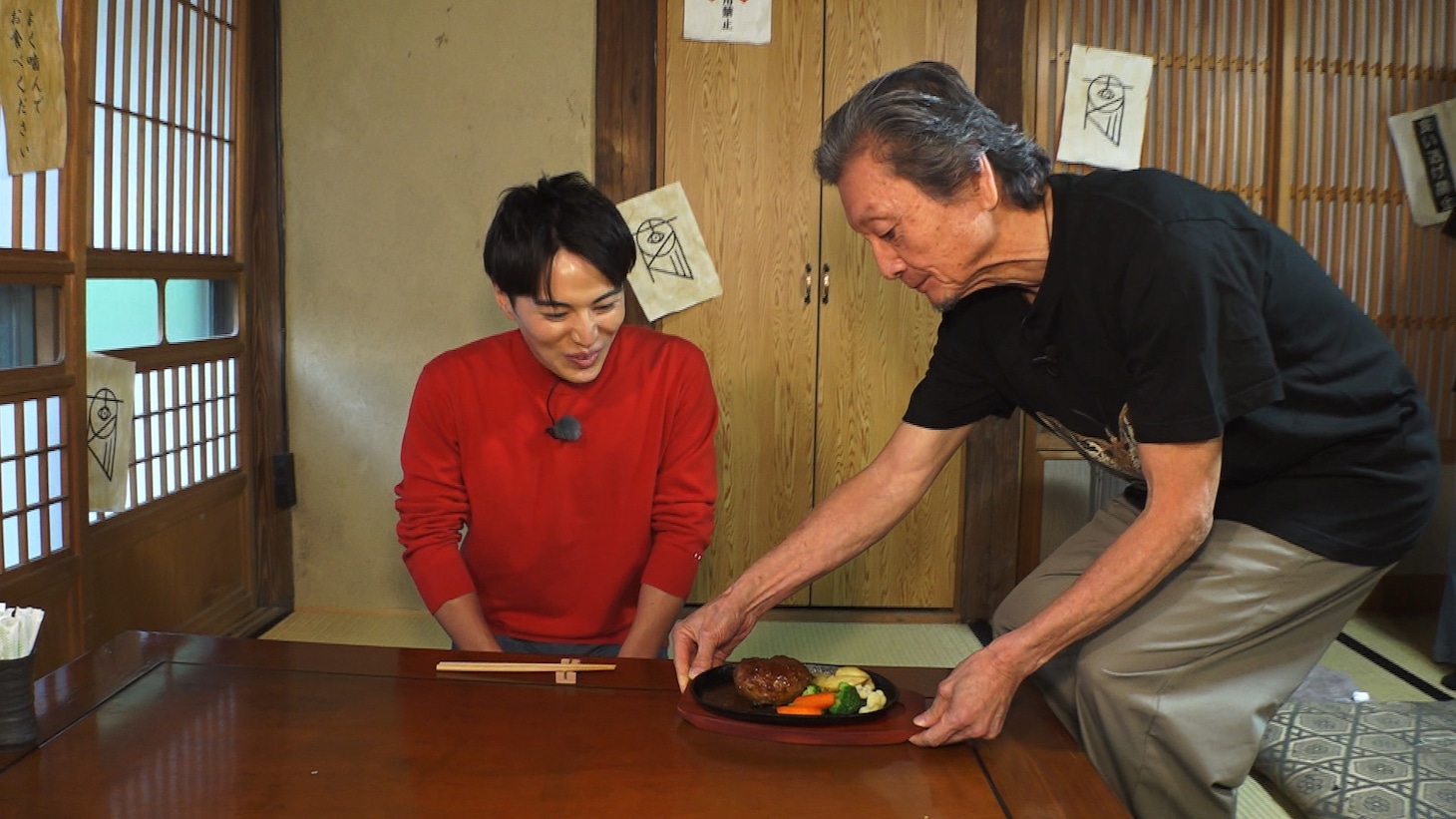 「カチッと！」のワンシーン。ロケに臨む鈴木翔太アナウンサー