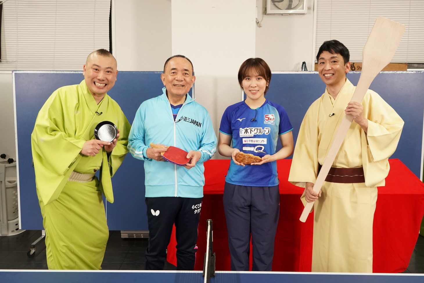 「笑点 お正月だよ！大喜利まつり」の出演者。左から桂宮治、三遊亭小遊三、平野美宇、立川晴の輔