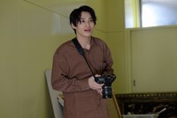関哲汰演じる、不登校の長女・緋莉の担任、佐久間修一。