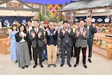 所ジョージとバナナマンがMCを務める正月恒例特番「おしょうバズTV」の出演者たち