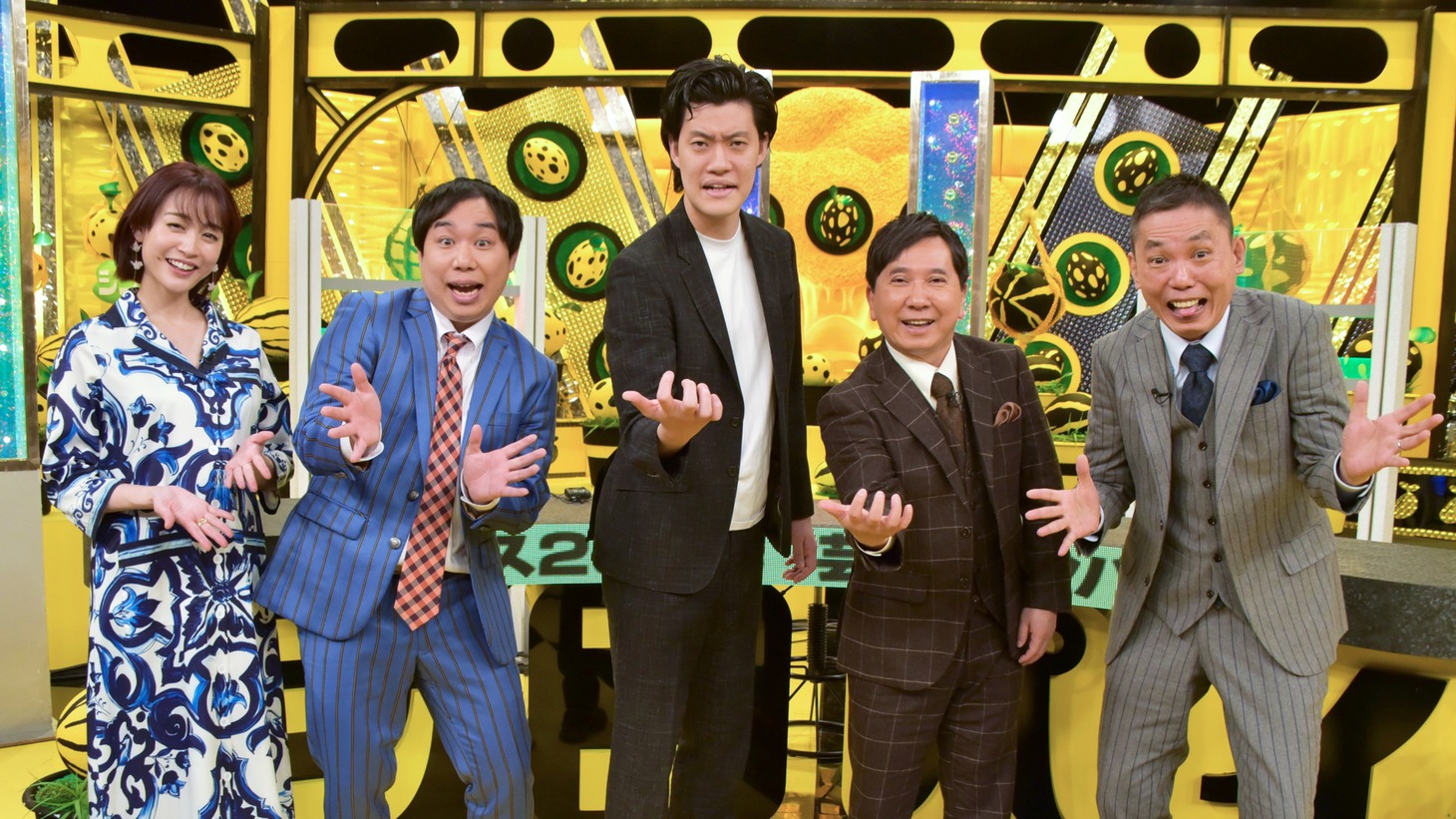 「芸人シンパイニュース」に出演する（左から）新井恵理那、霜降り明星、爆笑問題
