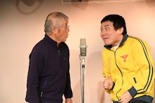 伊藤の活動休止中にエキストラの熊崎さん（左）と漫才を披露していたランジャタイ国崎