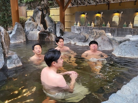 温泉を満喫する4人