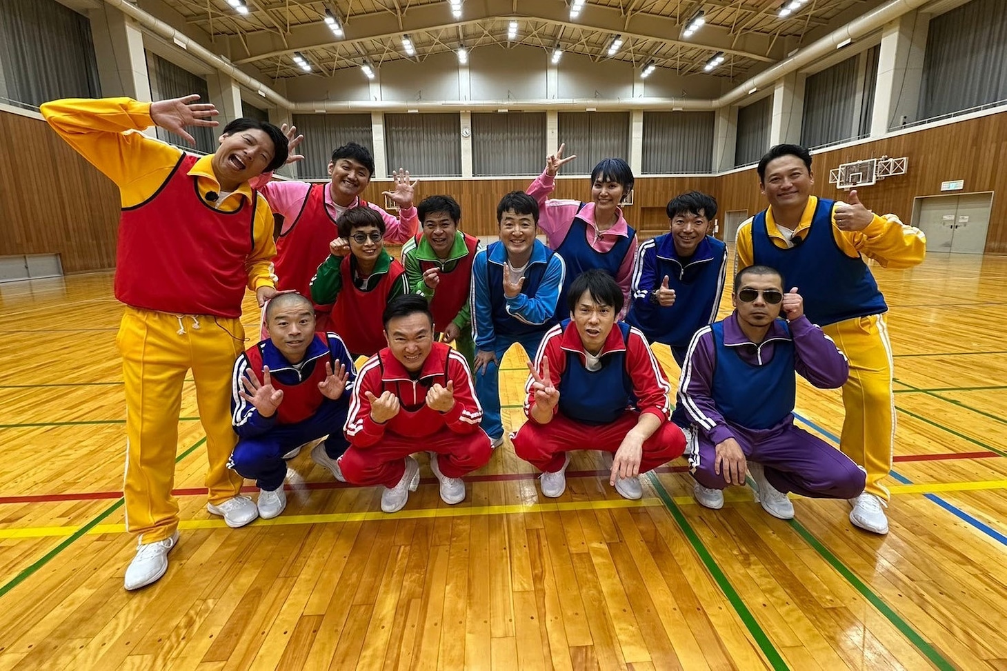 キックベース対決を行うかまいたちら