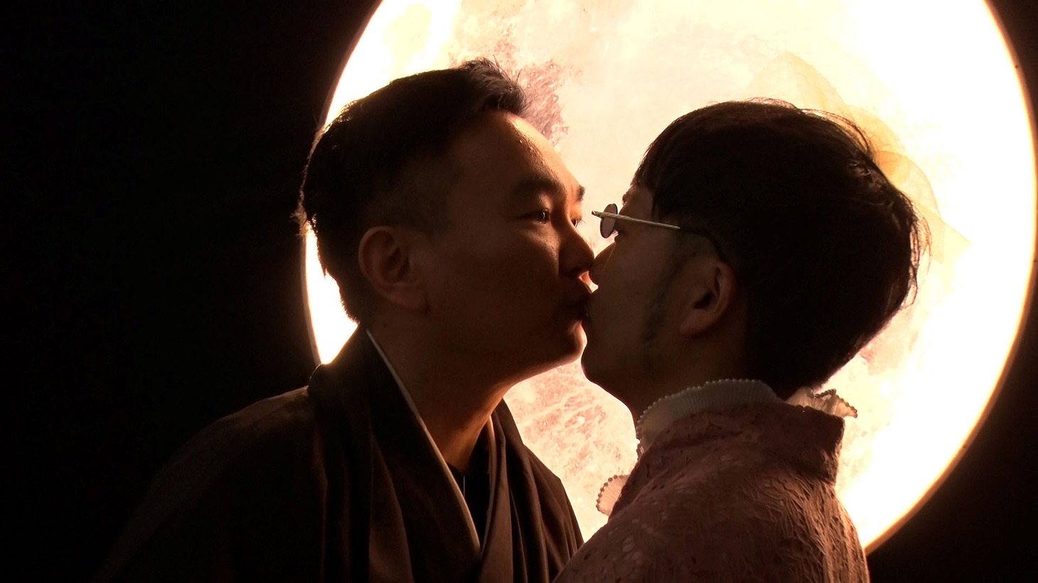 1月4日放送の未公開スペシャルより、写真館でキスをするかまいたち山内とアキナ秋山