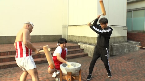 餅つきに挑むクールポコ。と佐藤隆太