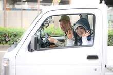 野性爆弾くっきー！が運転する軽トラックにプリンセス天功が乗り込むワンシーン