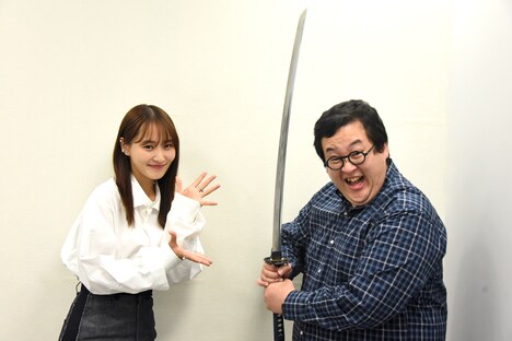 左から菅井友香、春とヒコーキ・ぐんぴぃ