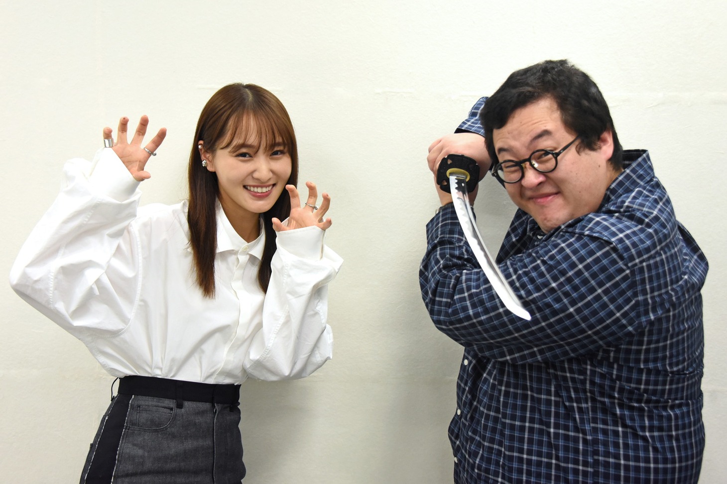 左から菅井友香、春とヒコーキ・ぐんぴぃ