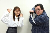 左から菅井友香、春とヒコーキ・ぐんぴぃ