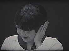 コント「夫婦喧嘩」に出演する蛙亭イワクラ