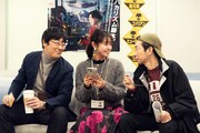 ドラマ「ホットスポット」と「PR TIMES」のコラボCMに出演する東京03豊本(左)