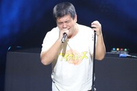 熱唱するアタック西本