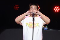 ハーモニカを吹くアタック西本