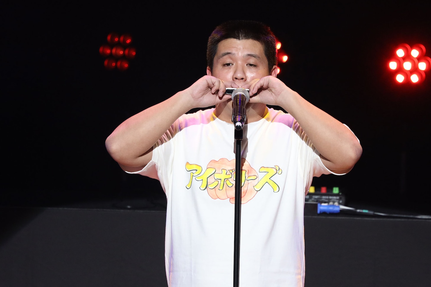 ハーモニカを吹くアタック西本