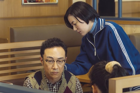 ドラマ「ホットスポット」より、ファミレスのシーン