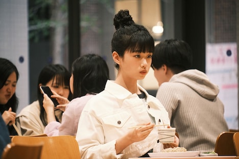 映画「今日の空が一番好き、とまだ言えない僕は」より、桜田（河合優実）