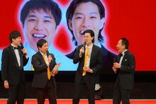 特別功労賞を受賞した霜降り明星