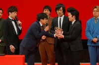 ジョックロックにトロフィーを渡すミキ