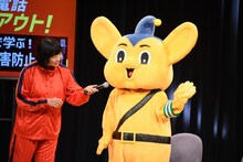 南海キャンディーズしずちゃん（左）にマイクフォローされるも、特にしゃべることはないピーポくん（右）