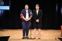 詐欺をテーマにした漫才を披露する紅しょうが