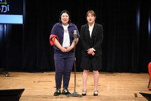 詐欺をテーマにした漫才を披露する紅しょうが