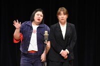 詐欺をテーマにした漫才を披露する紅しょうが