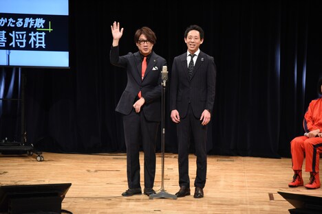 詐欺をテーマにした漫才を披露する囲碁将棋