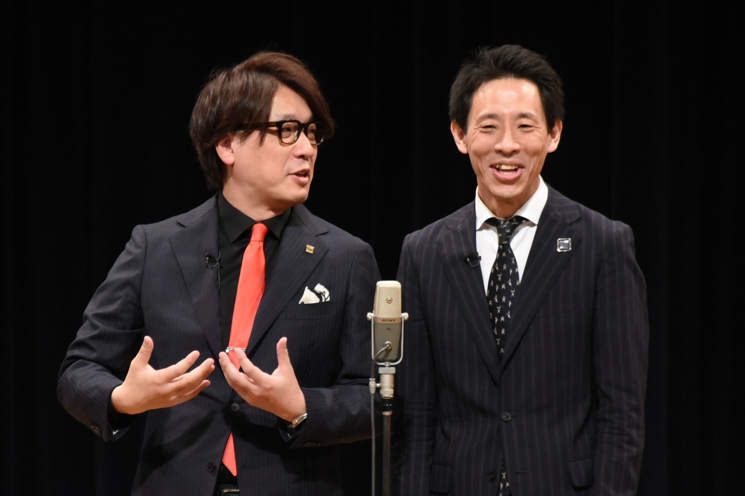 詐欺をテーマにした漫才を披露する囲碁将棋