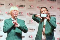 VRゴーグルで「VR昔のゆってぃ」を観ていたという川北