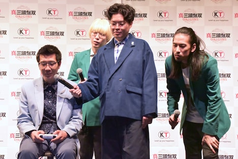 ゲームをプレイするヤーレンズ楢原