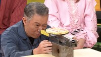 進化させたお好み焼き返し機を披露するモンスターエンジン西森