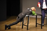 草に顔を入れるオダウエダ小田