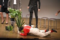 草に顔を入れるにぼしいわし・にぼし