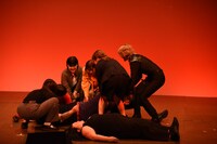 オダウエダ植田を放置し、紅しょうが・熊元プロレスを運ぼうとする一同