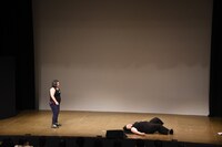 舞台上に取り残された紅しょうが・熊元プロレス（左）とオダウエダ植田（右）