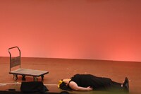 タケコプターを着けた状態で放置されるオダウエダ植田