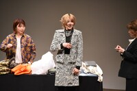 「生フリマ」より、紅しょうが稲田が10年前に買ったという“ゼブラのセットアップ”が似合ったオダウエダ小田。顔に土が付いているのは「生草顔入れ」で草に顔を入れすぎたため