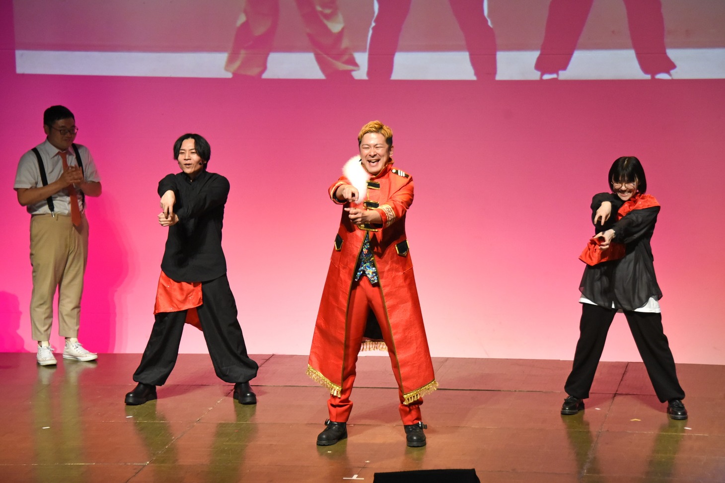 踊るUNドル