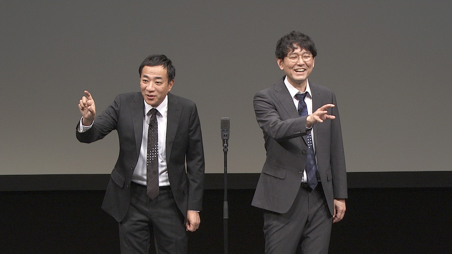 DVD「ナイツ独演会 でも懐には分厚いお札が入っていた」に出演するナイツ
